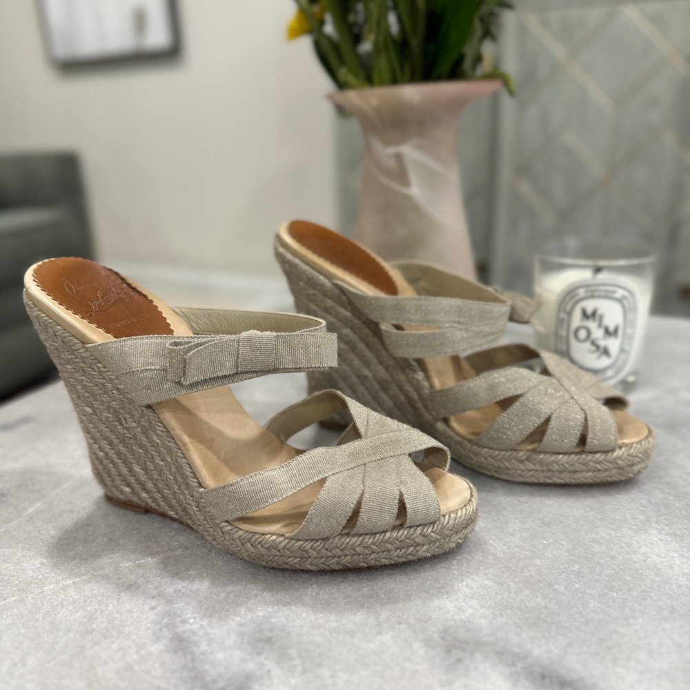 Louboutin Delfin grosgrain/calfskin wedge espadrille in nude gold 38